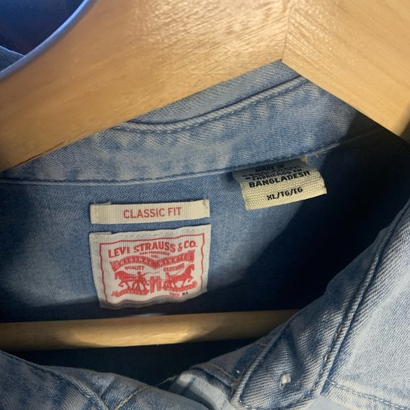 Levi’s button down - Picture 2 of 2